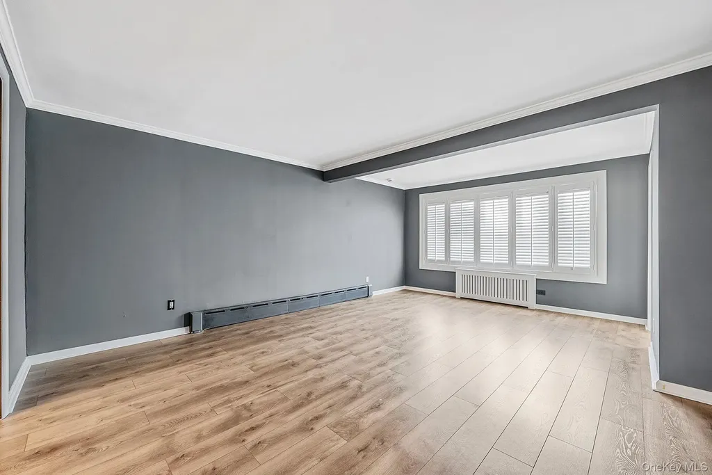 32 Everett Lynbrook NY 11563