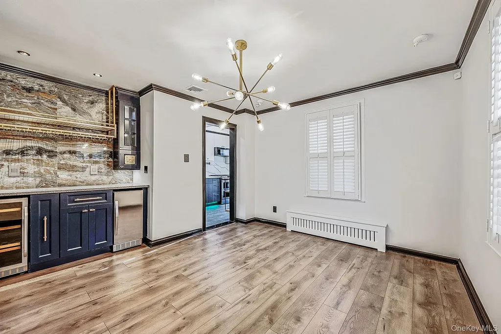 32 Everett Lynbrook NY 11563