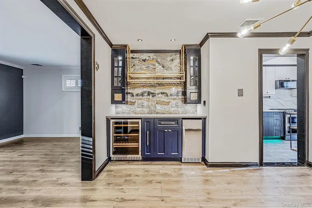 32 Everett Lynbrook NY 11563