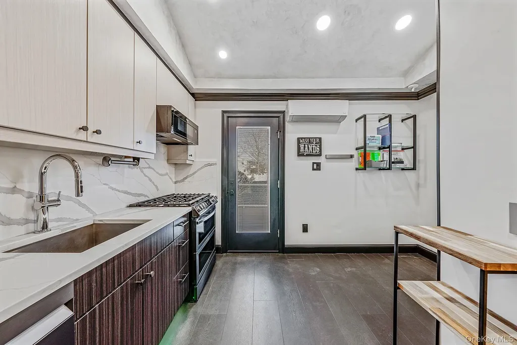 32 Everett Lynbrook NY 11563