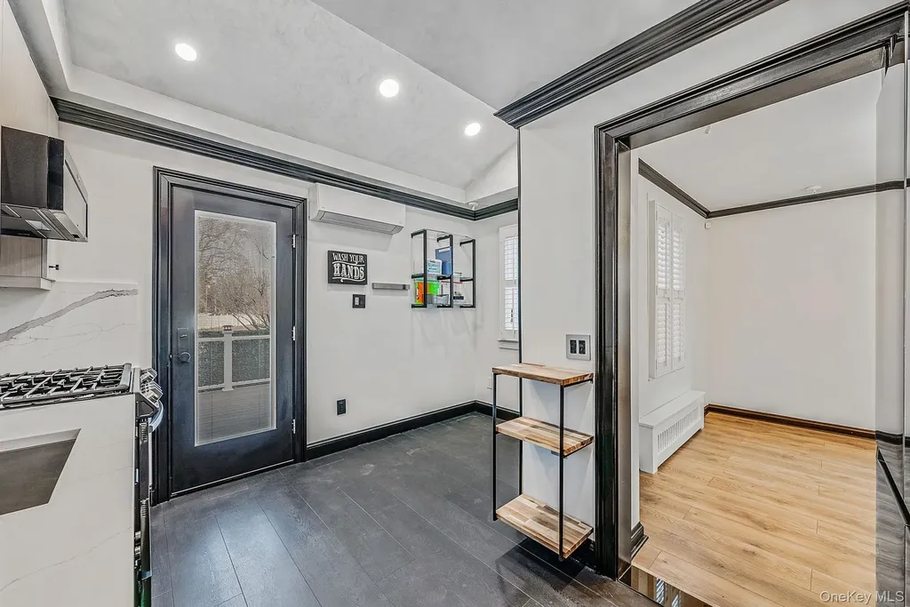 32 Everett Lynbrook NY 11563