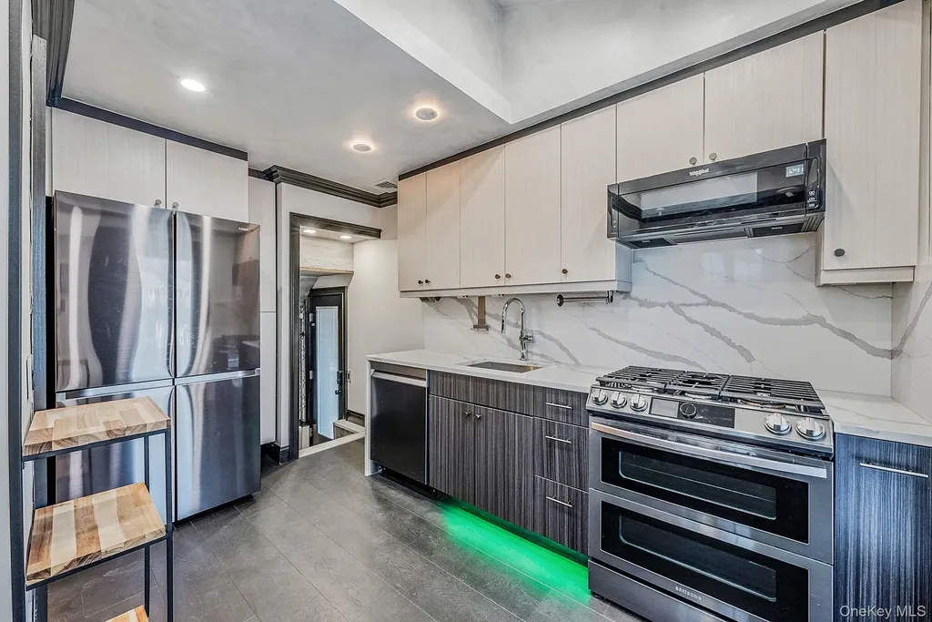 32 Everett Lynbrook NY 11563