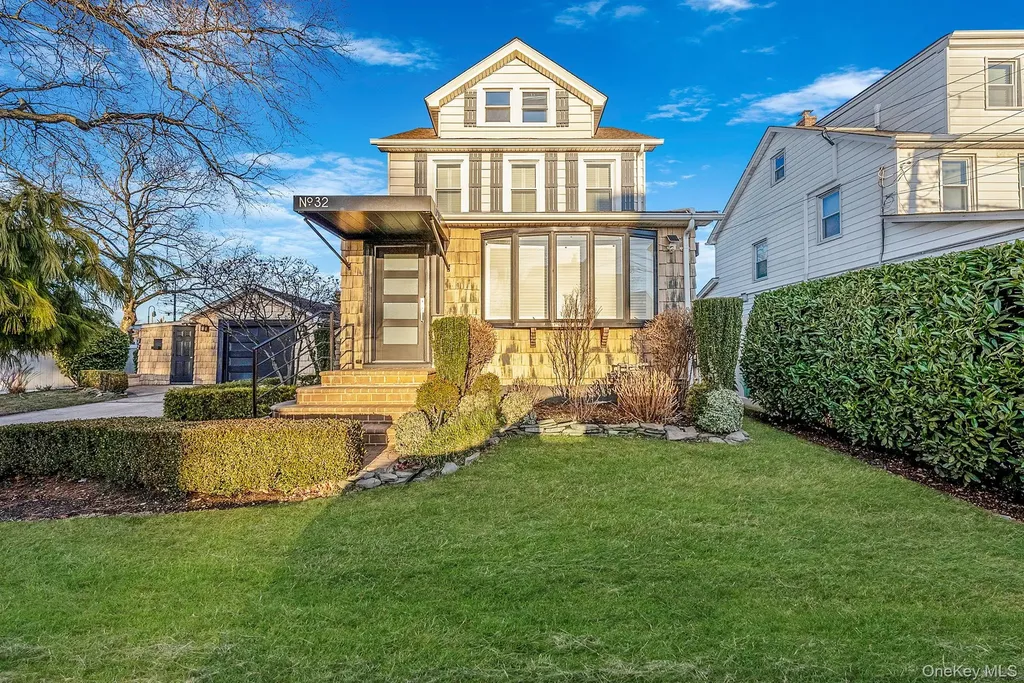 32 Everett Lynbrook NY 11563