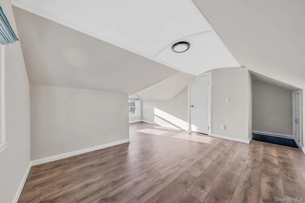 32 Everett Lynbrook NY 11563