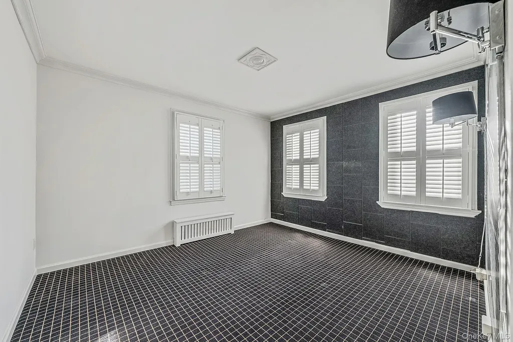 32 Everett Lynbrook NY 11563