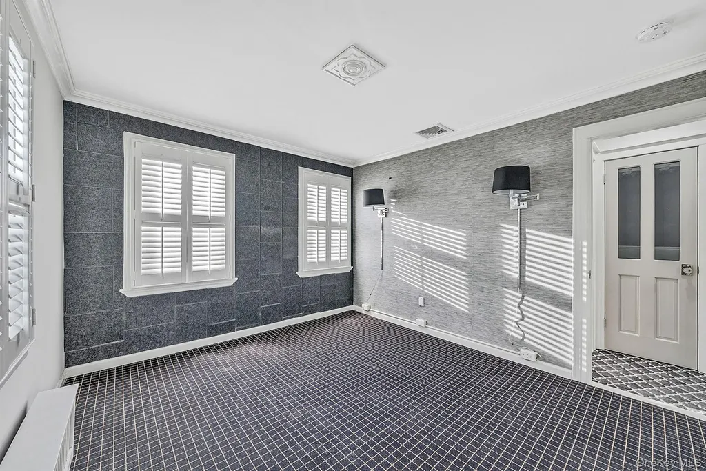 32 Everett Lynbrook NY 11563