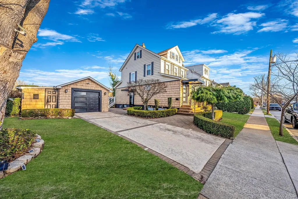 32 Everett Lynbrook NY 11563