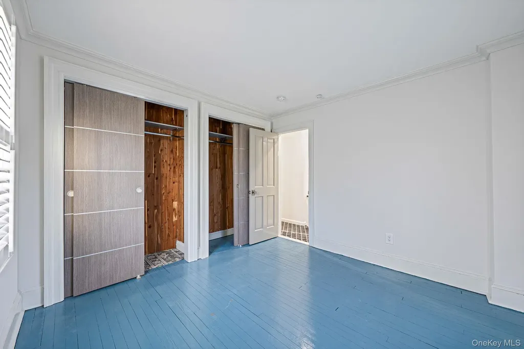 32 Everett Lynbrook NY 11563
