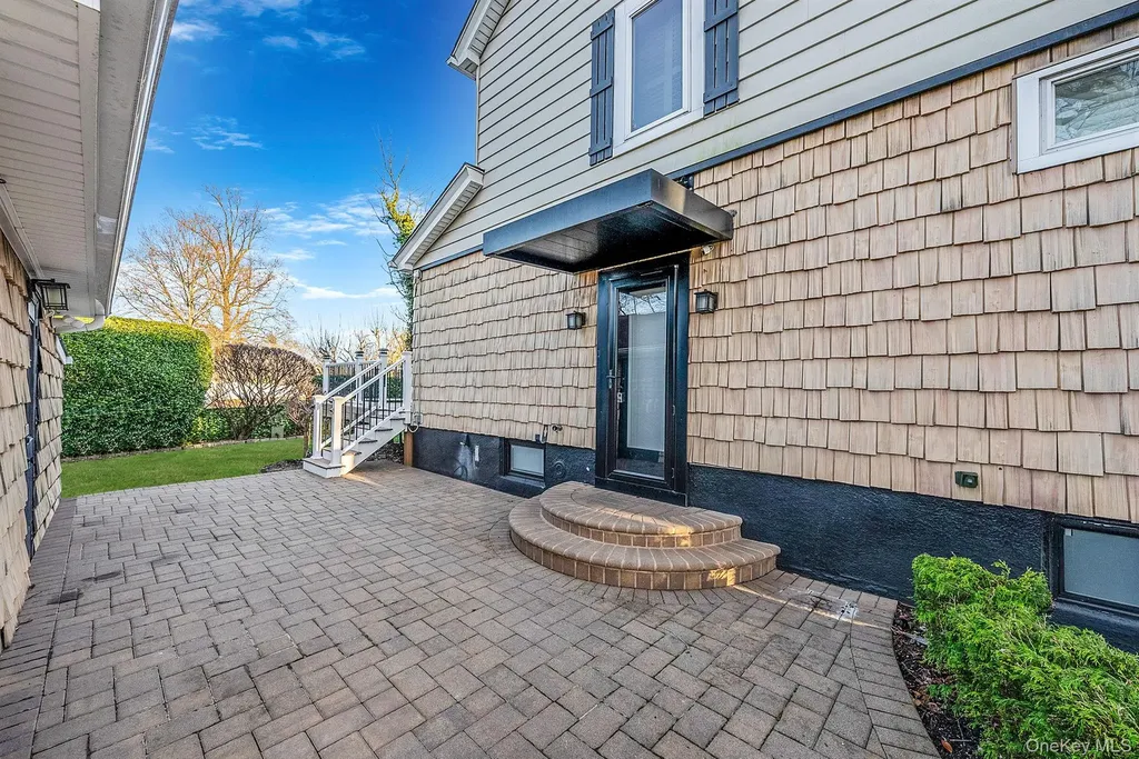 32 Everett Lynbrook NY 11563