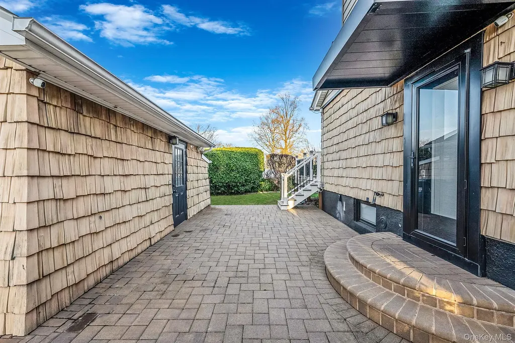 32 Everett Lynbrook NY 11563