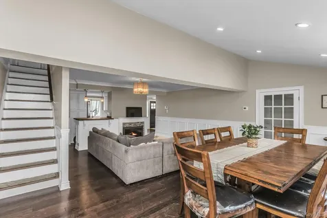 31 Martin Lane Westbury NY 11590