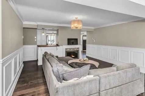 31 Martin Lane Westbury NY 11590