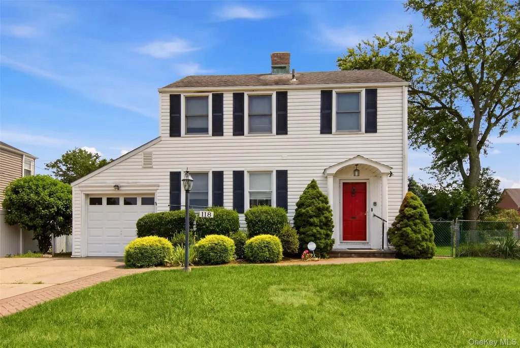 118 Magnolia Street Westbury NY 11590