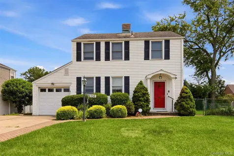 118 Magnolia Street Westbury NY 11590