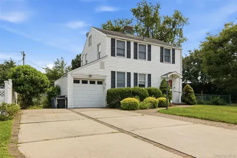 118 Magnolia Street Westbury NY 11590