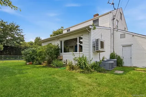 118 Magnolia Street Westbury NY 11590