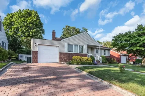 6 Emerald Drive Glen Cove NY 11542