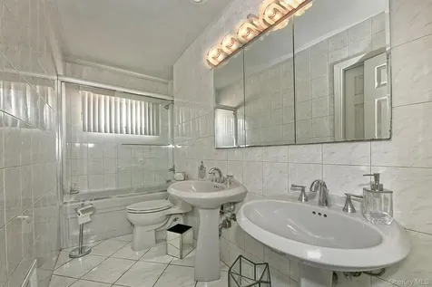92 Bowling Lane Deer Park NY 11729