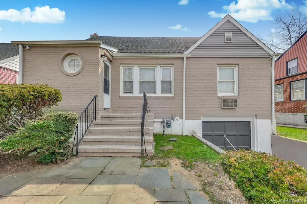 5 Hawthorne Lane Valley Stream NY 11581