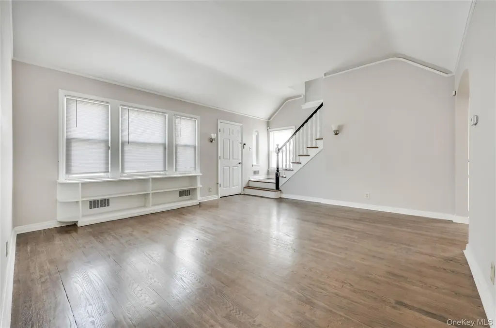 5 Hawthorne Lane Valley Stream NY 11581