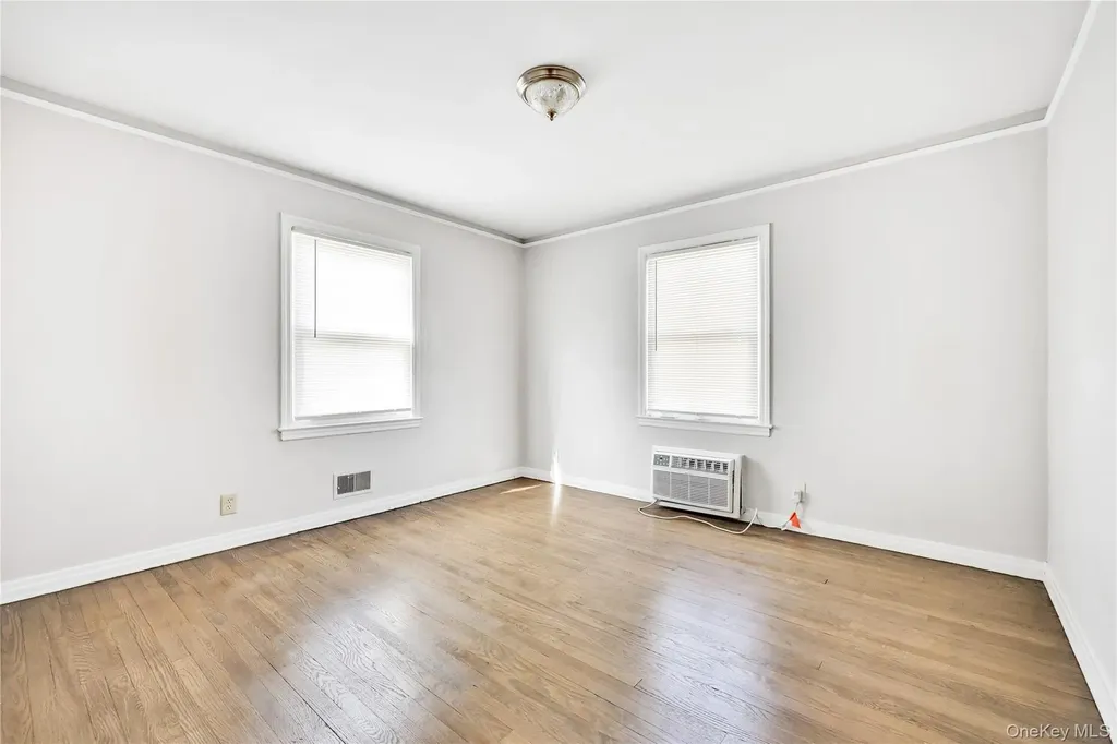 5 Hawthorne Lane Valley Stream NY 11581