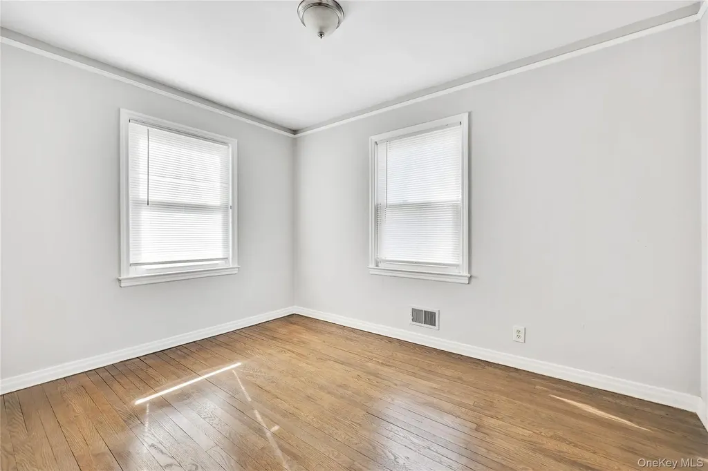5 Hawthorne Lane Valley Stream NY 11581