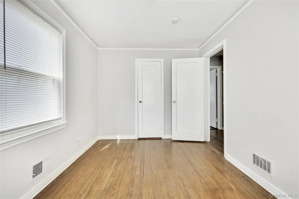 5 Hawthorne Lane Valley Stream NY 11581