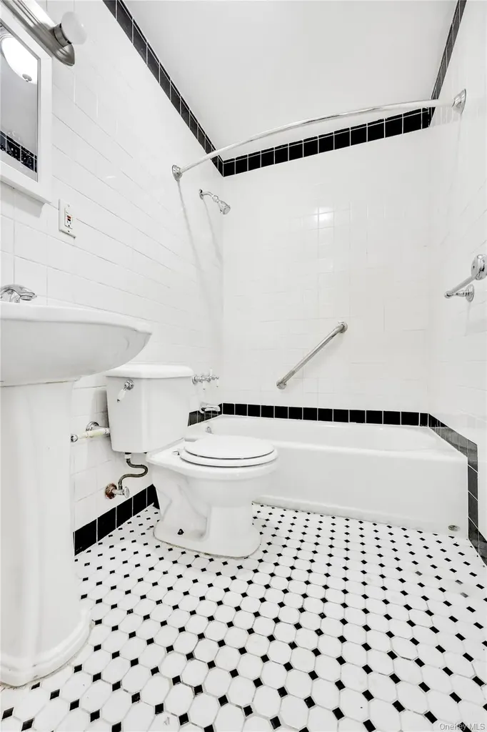 5 Hawthorne Lane Valley Stream NY 11581