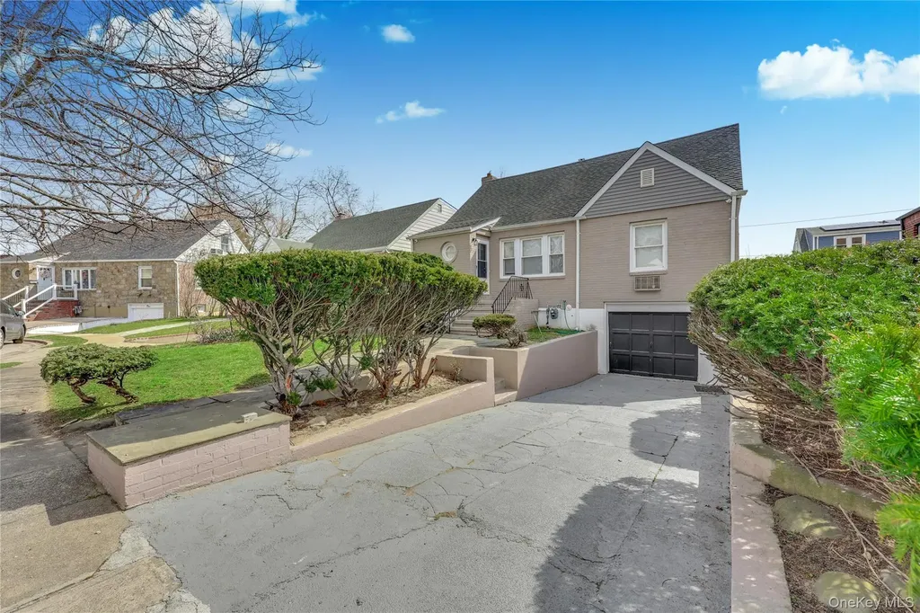 5 Hawthorne Lane Valley Stream NY 11581