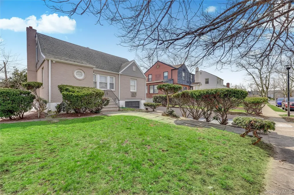 5 Hawthorne Lane Valley Stream NY 11581