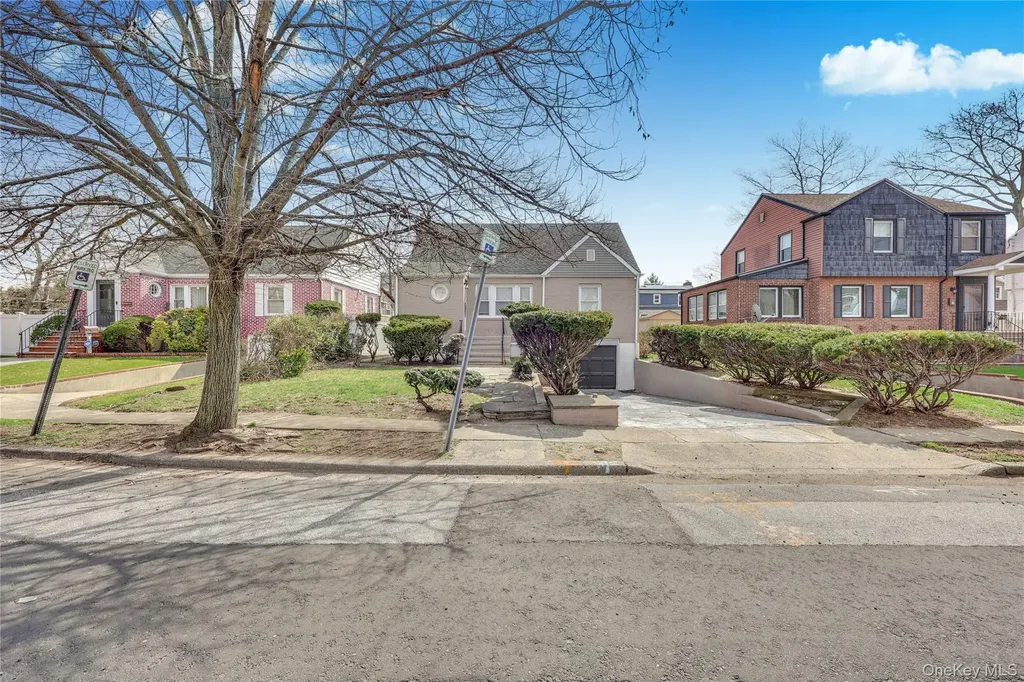 5 Hawthorne Lane Valley Stream NY 11581
