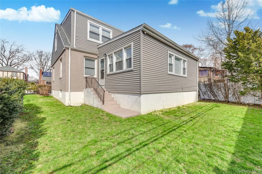 5 Hawthorne Lane Valley Stream NY 11581