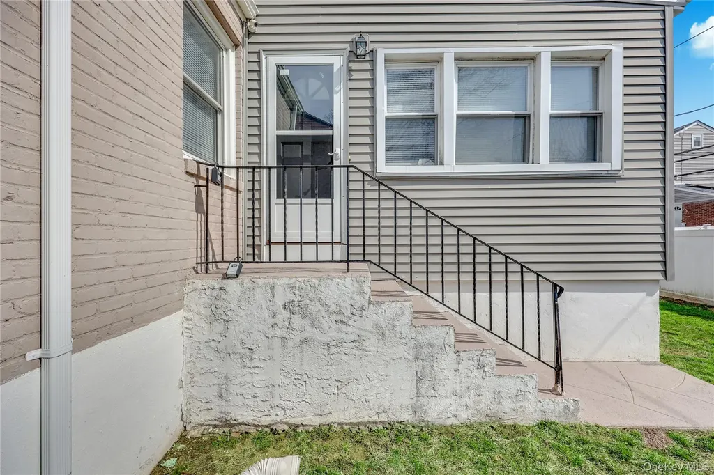 5 Hawthorne Lane Valley Stream NY 11581