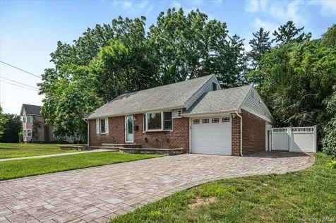9 Tudor Road Farmingdale NY 11735