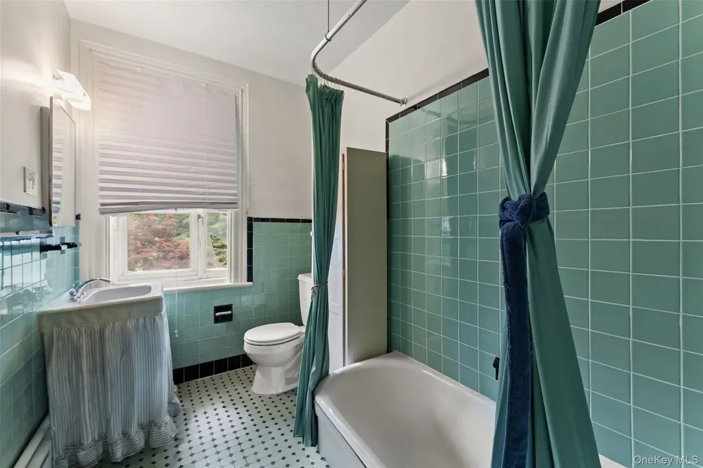 33 Deerfield Avenue Eastchester NY 10709