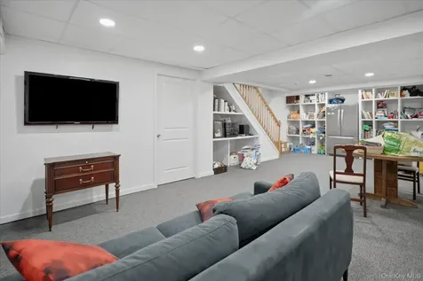 90 Lakeside Lane Westhampton NY 11977