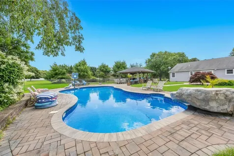 158 South Street Manorville NY 11949