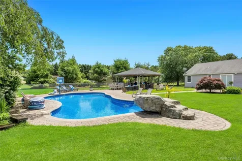 158 South Street Manorville NY 11949