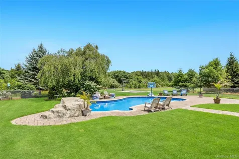 158 South Street Manorville NY 11949