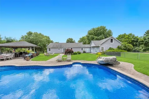 158 South Street Manorville NY 11949