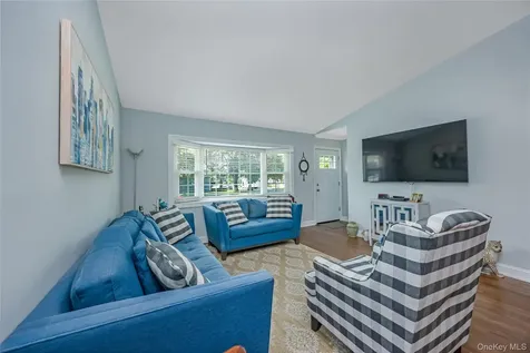 21 Bruce Lane Farmingdale NY 11735