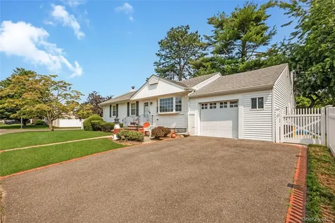 21 Bruce Lane Farmingdale NY 11735