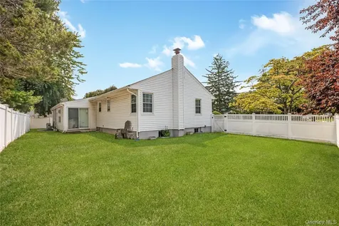 21 Bruce Lane Farmingdale NY 11735