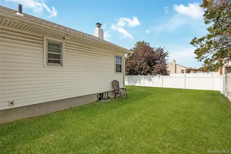 21 Bruce Lane Farmingdale NY 11735
