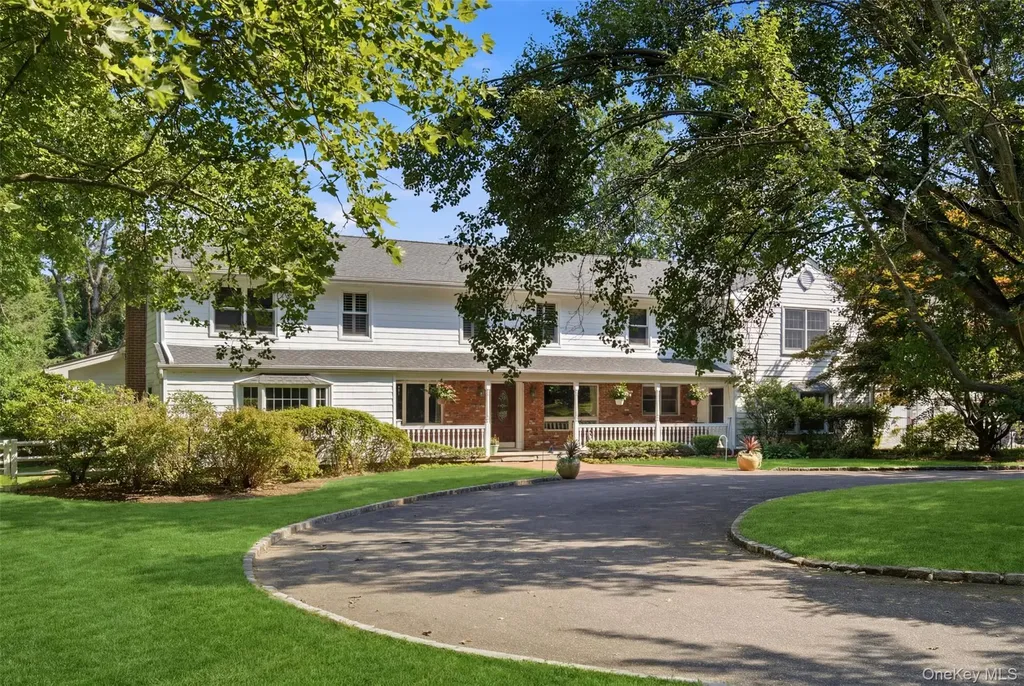27 School Lane Lloyd Harbor NY 11743