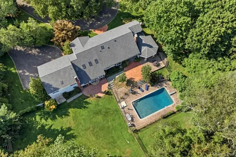 27 School Lane Lloyd Harbor NY 11743