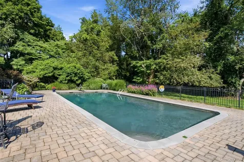 27 School Lane Lloyd Harbor NY 11743