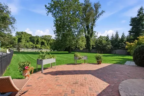 27 School Lane Lloyd Harbor NY 11743