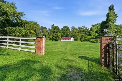 27 School Lane Lloyd Harbor NY 11743
