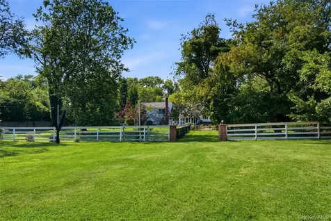 27 School Lane Lloyd Harbor NY 11743